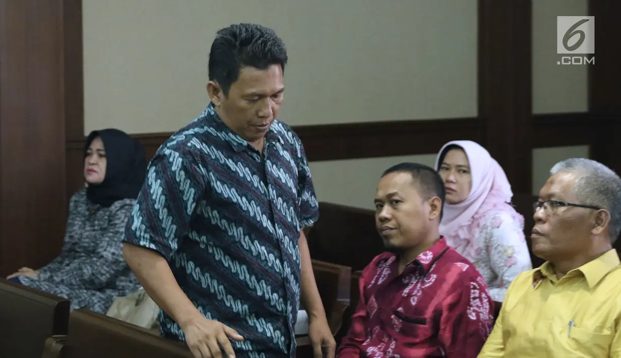 Terdakwa perantara suap proyek pekerjaan pembangunan RSUD Damanhuri, Barabai, TA 2017, Fauzan Rifani jelang sidang putusan di Pengadilan Tipikor, Jakarta, Senin (13/8). Fauzan dijatuhi hukuman 4 tahun 6 bulan penjara. (Liputan6.com/Helmi Fithriansyah)