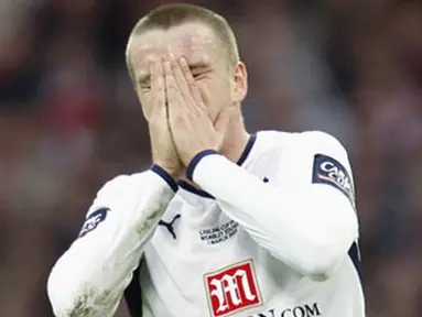 Tottenham Hotspur's Jamie O'Hara reacts after missing a shot on goal against Manchester United during Carling Cup final at Wembley, on March 1, 2009. Manchester United won the game. AFP PHOTO/Adrian Dennis
