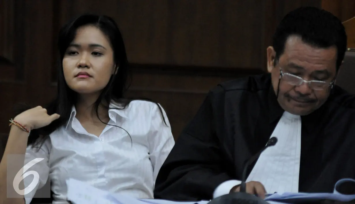 Jessica Kumala Wongso bersama kuasa hukumnya saat menjalani sidang lanjutan di PN Jakarta Pusat, Senin (15/8). Sidang tersebut dengan agenda pendengaran Saksi ahli psikologi klinis Antonia Ratih Handayani. (Liputan6.com/Johan Tallo)