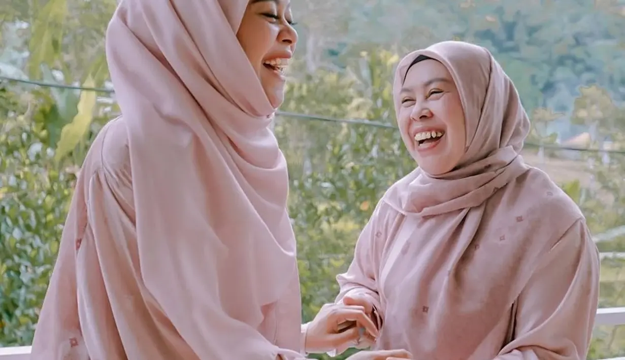 Momen Lesti Kejora berbagi senyum dengan ibundanya menjadi bukti bahwa keharmonisan mereka. Lesti selalu memuliakan orang tua dan membahagiakannya. Perjalanan berliku dari Lesti mencapai titik sukses ini membuat netizen merasa haru, terlebih Lesti yang peduli dengan Mama Redi. (Liputan6.com/IG/@mamah_kejora)