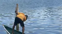 Seorang nelayan di Raja Ampat tengah mempersiapkan perahunya untuk melaut. (Liputan6.com/ Dok Ist Putu Indah)