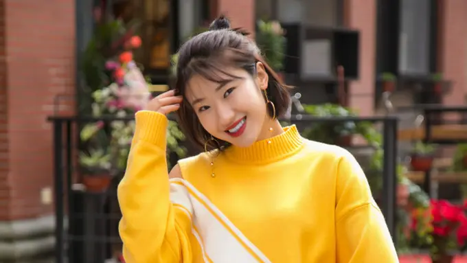 perempuan cantik tersenyum bahagia baju kuning