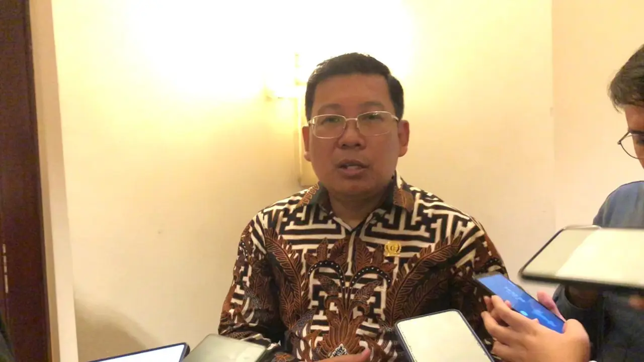 Kepala Badan Pangan Nasional Arief Prasetyo Adi memberikan alasan mengenai tingginya harga ayam di Pasar Palmerah Jakarta. (Tira/Liputan6.com)