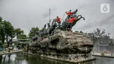 Aktivitas pembersihan dan perawatan patung kuda Arjuna Wijaya di Jalan Medan Merdeka, Jakarta, Rabu (27/1/2021). Patung yang dibangun sejak 1987 karya pematung Nyoman Nuarta tersebut dibersihkan dan ditata kembali untuk memperindah kota. (Liputan6.com/Faizal Fanani)