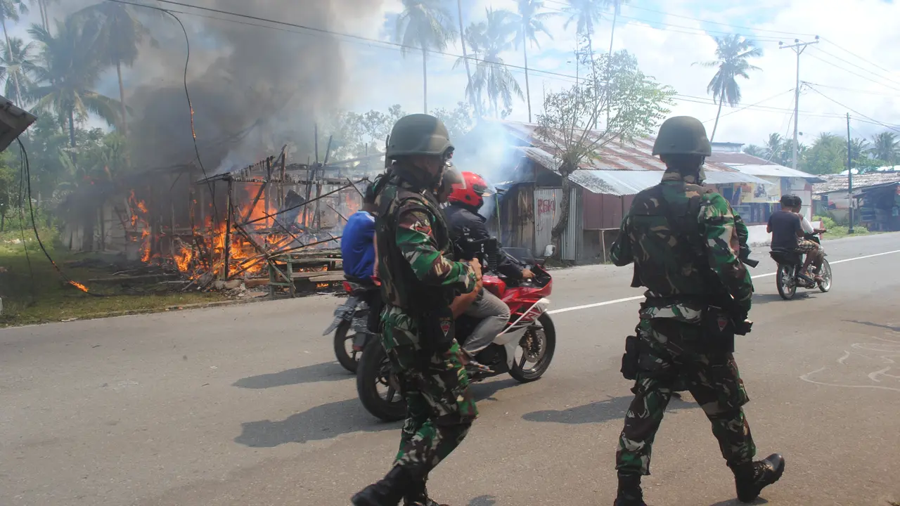 Puluhan Warga Bakar Rumah Setelah Makamkan Korban Pembacokan