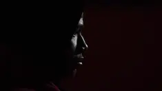 Seorang imigran pria berdiri di kapal penyelamat ketika tiba di pelabuhan Malaga, Spanyol, Selasa, (11/2/2020). Otoritas maritim Spanyol pada Senin (11/2) menyelamatkan 119 imigran dari laut dan sedang mencari 67 lainnya yang mencoba mencapai pantai Eropa. (AP Photo/Jesus Merida)