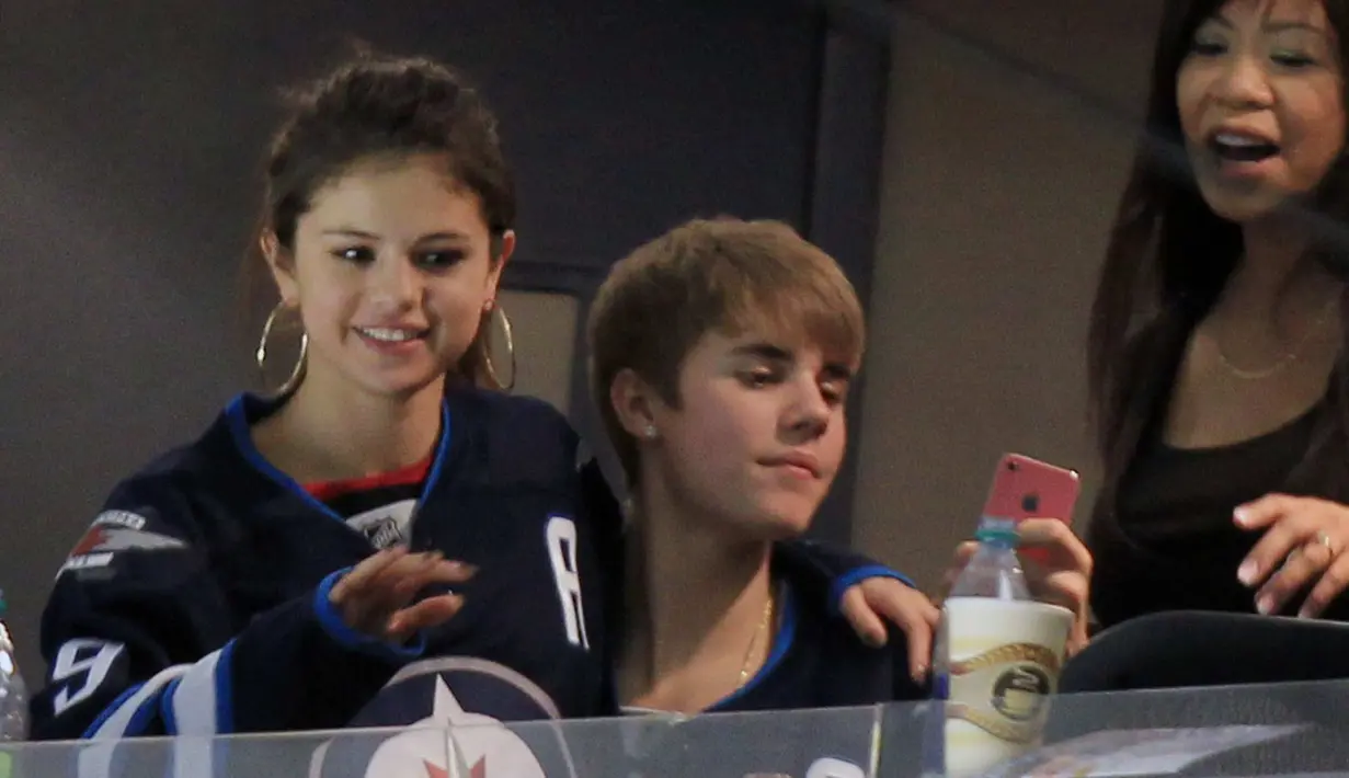 Justin Bieber terlihat sangat humoris dengan orang-orang namun Selena Gomez terlihat tak banyak bicara. (hawtcelebs)