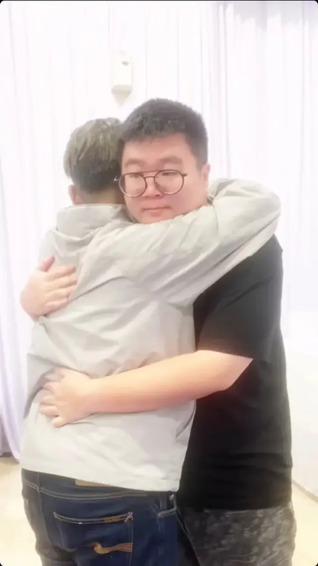 5 Potret mengharukan Ruben Onsu melayat ayah Sarwendah, tanda hormat dan empati meski sudah pisah