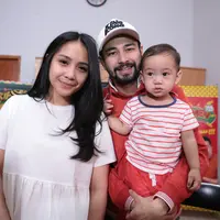 Raffi Ahamad ingin membuat sebuah kenangan buat buah hatinya saat sudah besar nanti. Masa-masa lucu putranya hasil buah cintanya dengan Nagita Slavina dibuat film dengan judul sama dengan nama putranya Rafathar. (Nurwahyunan/Bintang.com)