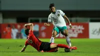 Pemain Timnas Indonesia U-17, Muhammad Narendra Tegar berusaha melewati hadangan&nbsp;pemain Timnas Palestina U-17 di laga Grup B Kualifikasi Piala Asia U-17 2023 yang berlangsung di Stadion Pakansari, Bogor, Jumat (7/10/2022). (Bola.com/M Iqbal Ichsan)