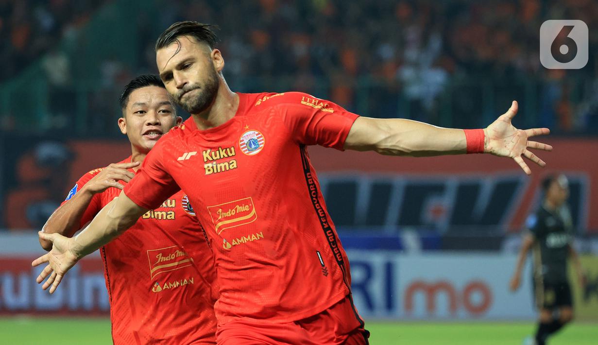 Simic kemudian mencetak gol keduanya pada menit ke-34 setelah memaksimalkan umpan dari Witan Sulaeman. Persija Jakarta pun unggul 3-1 dan bertahan hingga babak pertama berakhir. (Bola.com/M. Iqbal Ichsan)