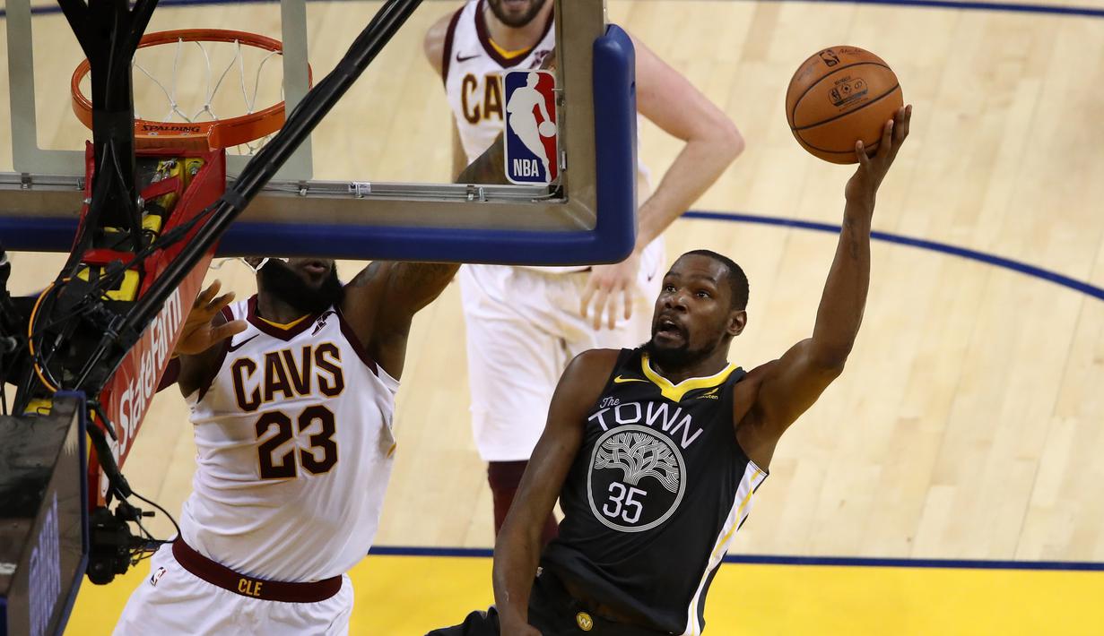 Pebasket Golden State Warriors, Kevin Durant, berusaha memasukan bola saat melawan Cleveland Cavaliers, pada final NBA di Oracle Arena, Oakland, Minggu (3/6/2018). Warriors menang 122-103 atas Cavaliers. (AFP/Ezra Shaw)