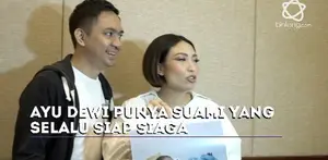 Selama proses persalinan, suami Ayu Dewi selalu setia mendampingi.