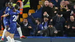 Gelandang Chelsea, Ngolo Kante berselebrasi dengan Cesar Azpilicueta usai mencetak gol ke gawang Manchester City selama pertandingan lanjutan Liga Premier Inggris di Stamford Bridge di London (8/12). Chelsea menang 2-0 atas City. (AP Photo/Tim Ireland)