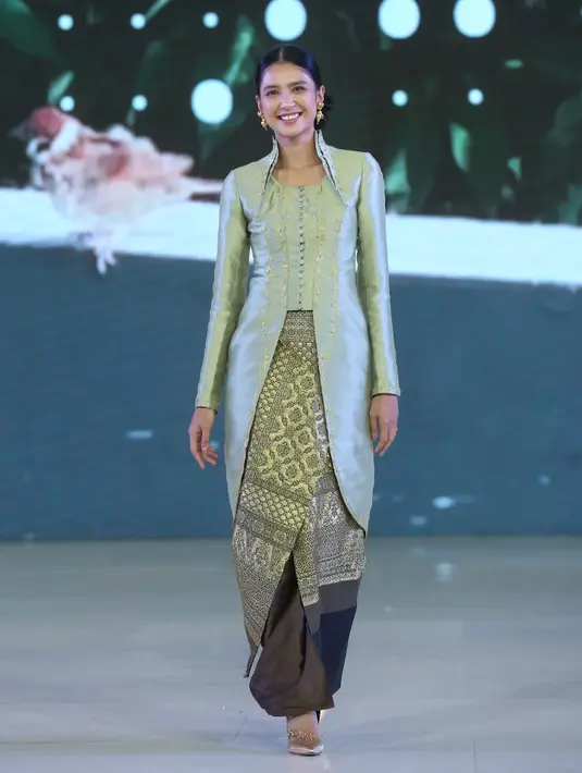 Mikha Tambayong tampil dengan kebaya modifikasi warna hijau cerah yang memiliki aksen kerah tinggu dan kancing depan. Dipadukan bawahan songketnya. [Adrian/Fimela]