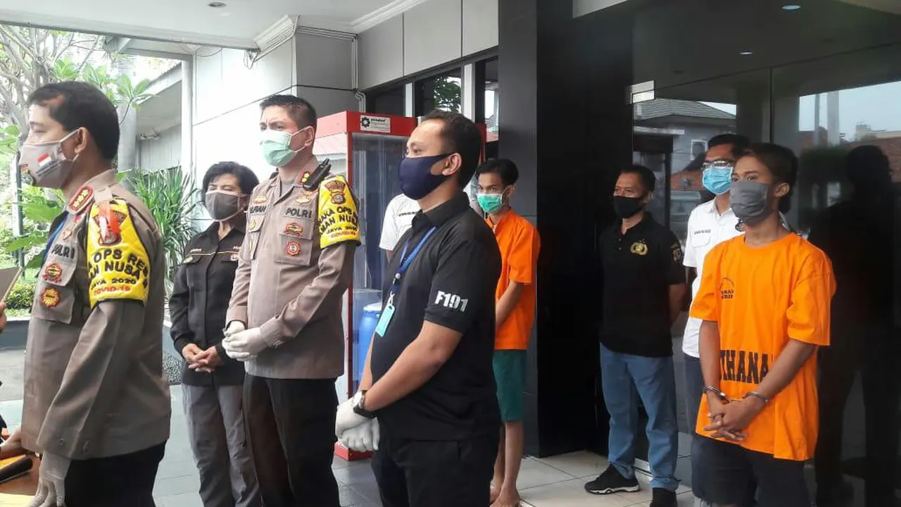 Polisi amankan pelaku tawuran di Bekasi beserta barang bukti senjata tajam.