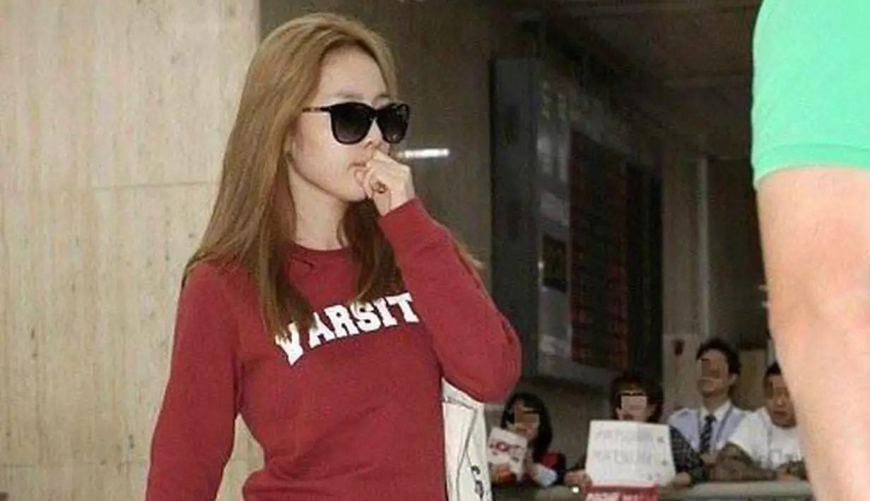 Di foto ini, Goo Hara seperti sedang merokok. Sebenarnya Goo Hara tidak merokok, ini disebabkan karena cahaya dan posisi tangan yang pas. (Foto: koreaboo.com)