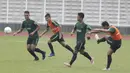 Pemain Timnas Indonesia U-22, Witan Sulaeman, saat latihan di Stadion Madya, Senayan, Senin (21/1). Latihan kali ini tidak dipimpin Indra Sjafri karena sedang mengikuti lisensi kepelatihan Pro AFC di Spanyol. (Bola.com/M Iqbal Ichsan)