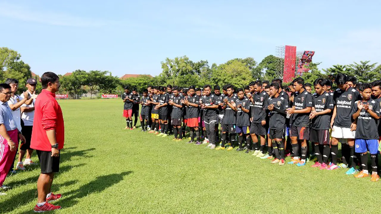 Indra Sjafri menggelar seleksi di Jembrana (Dewi Divianta)