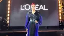 Saat fashion show Loreal, Tasya mengenakan dress V neck model pleated dari Givenchy seharga Rp108 jutaan. [@tasyafarasya]