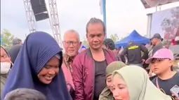 Chacha Frederica, menghampiri anak yang menangis karena tak dapat baju. Dengan suara pelan, ia menanyakan alasan sang anak merajuk. (Foto: Instagram/@chafrederica)