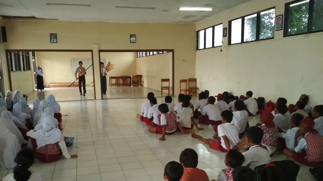 Kekurangan Siswa, SMP Berprestasi Bagi-Bagi Seragam Gratis