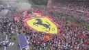 Suporter Ferrari memadati area di depan podium F1 GP Italia di Sirkuit Monza, Italia, Minggu (4/9/2016). (Bola.com/Twitter/F1)