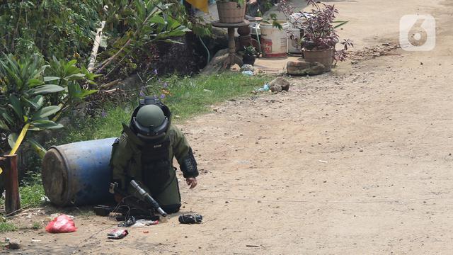 FOTO: Benda Dicurigai Bom di Bekasi