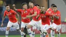 Gelandang timnas Cile, Arturo Vidal bersama rekan setimnya merayakan gol hasil tendangan penalti ke gawang Kolombia pada perempat final Copa America 2019 di Arena Corinthians, Jumat (29/6/2019). Cile melaju ke semifinal setelah menundukkan Kolombia, 5-4, lewat adu penalti. (AP/Andre Penner)