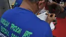 Warga binaan membuat batik saat acara Indonesian Prison Art Festival (IPAFest) 2018 di Taman Ismail Marzuki, Jakarta, Senin (23/4). Sebanyak 450 narapidana dari 36 Lapas dan Rutan se-Indonesia tampil dalam acara tersebut. (Merdeka.com/Iqbal S Nugroho)