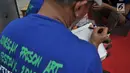 Warga binaan membuat batik saat acara Indonesian Prison Art Festival (IPAFest) 2018 di Taman Ismail Marzuki, Jakarta, Senin (23/4). Sebanyak 450 narapidana dari 36 Lapas dan Rutan se-Indonesia tampil dalam acara tersebut. (Merdeka.com/Iqbal S Nugroho)