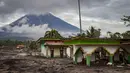 Erupsi dimulai pada Rabu 19 November 2025 pagi hari dan terus berlanjut hingga sore, dengan letusan besar terjadi sekitar pukul 16.00 WIB. Tampak dalam foto, abu vulkanik menutupi permukaan tanah setelah aliran piroklastik selama letusan Gunung Semeru di Desa Supiturang, Lumajang, Jawa Timur, pada Kamis 20 November 2025. (Agus Harianto/AFP)