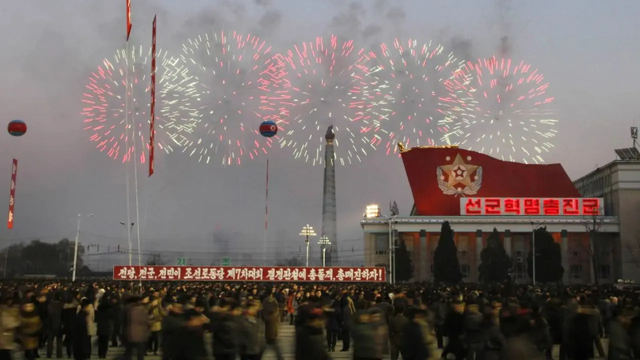 Korea Utara menggelar perayaan atas kesuksesan tes rudal termutakhir yang dilesatkan pada 29 November lalu. Perayaan itu dilaksanakan di Pyongyang pada 30 November 2017 (Jon Chol-jin/AP)