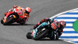 Pembalap Petronas Yamaha Fabio Quartararo (kanan) bersaing dengan pembalap Repsol Honda Marc Marquez (kiri) pada balapan MotoGP Thailand 2019 di Chang International Circuit, Buriram, Minggu (6/10/2019). Marquez menyelesaikan balapan dengan waktu 39 menit 36.223 detik. (Lillian SUWANRUMPHA/AFP)