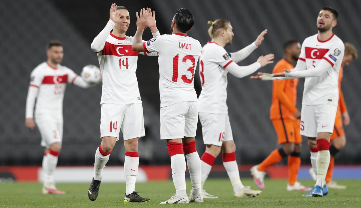 Para pemain Turki merayakan kemenangan atas Belanda pada laga kualifikasi Piala Dunia 2022 di Stadion Olimpiade Ataturk, Kamis (25/3/2021). Turki menang dengan skor 4-2. (Murad Sezer/Pool Photo via AP)
