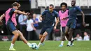 Bek Chelsea, Marcos Alonso mengumpan bola dari kawalan bek Davide Zappacosta selama sesi latihan di stadion Besiktas Park di Istanbul (13/8/2019). Chelsea akan bertanding melawan Liverpool dalam pertandingan Piala Super Eropa 2019 pada Kamis (15/8/2019) dini hari WIB. (AFP Photo/Ozan Koze)