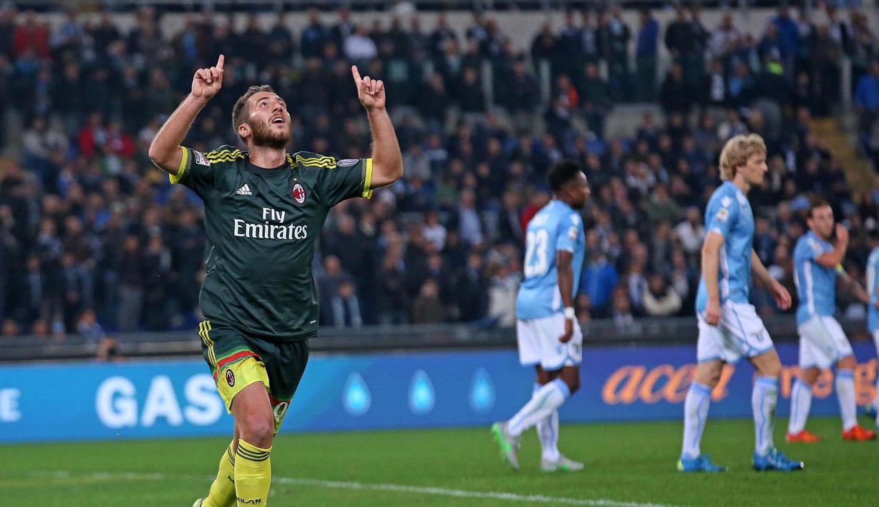  Andrea Bertolacci merayakan golnya ke gawang SS lazio pada lanjutan Serie A liga Italia di Stadion Olimpico Roma, (01/11/2015). AC MIlan berhasil menaklukan SS Lazio 3-1.  (EPA/Alessandro Di Meo)