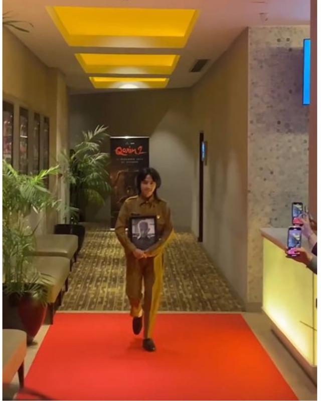 6 Potret keluarga Karina Ranau berbaju PNS hadiri premiere Qorin 2, wujudkan permintaan Epy Kusnandar