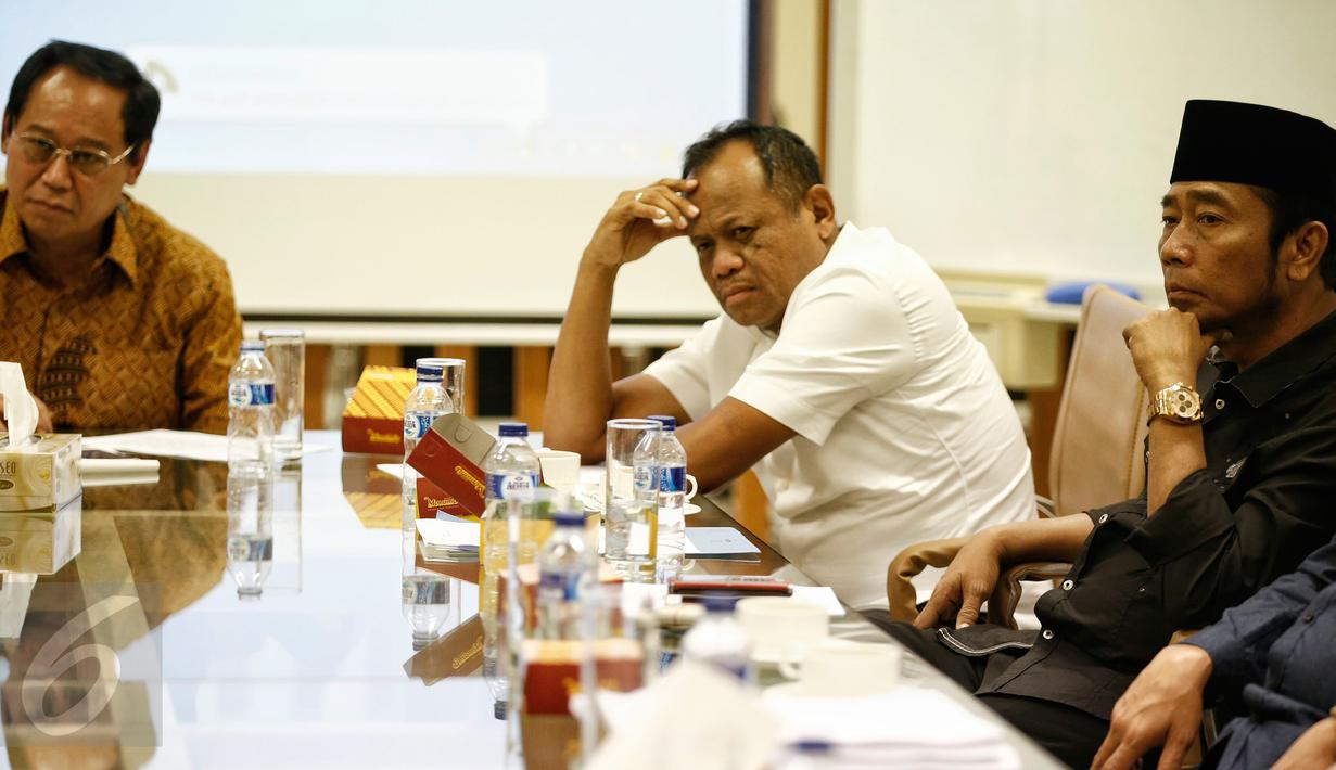 Ketua Umum PPP Djan Faridz (kiri) bersama Anggota DPRD Haji Lulung (kedua kanan) hadir saar pertemuan di gedung PPP, Jakarta, Senin (22/2). (Liputan6.com/Faizal Fanani)