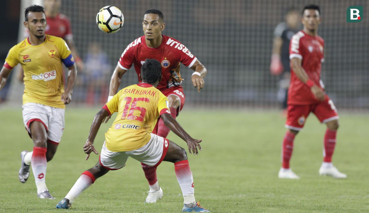 Gelandang Persija Jakarta, Renan da Silva, berusaha melewati pemain Selangor FA pada laga persahabatan di Stadion Patriot, Jawa Barat, Kamis (6/9/2018). Persija kalah 1-2 dari Selangor FA. (Bola.com/M Iqbal Ichsan)