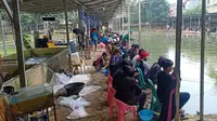 Sejumlah anggota Satpol PP melakukan penyegelan kolam pemancingan di Kelurahan Tanah Baru, Kecamatan Beji, Kota Depok. (Istimewa)
