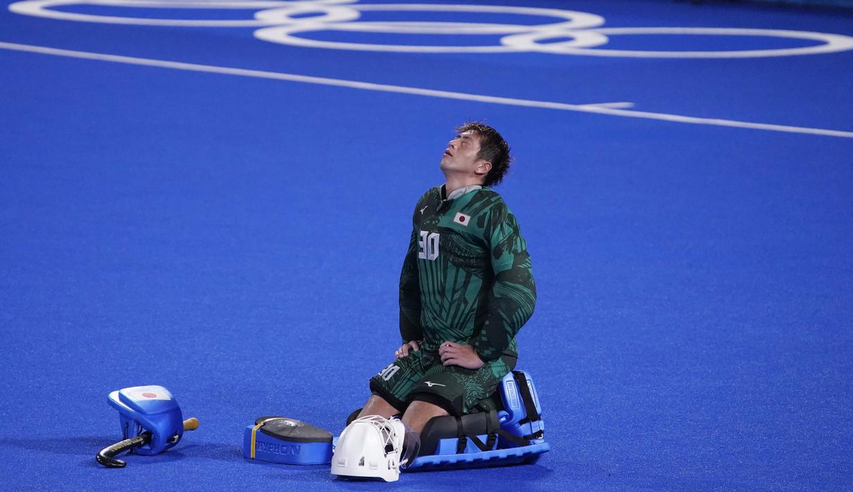 Ekspresi kekecewan penjaga gawang asal Jepang Takashi Yoshikawa usai kalah dari Spanyol dalam pertandingan hoki putra Olimpiade Tokyo 2020, Rabu (28/7/2021). (Foto: AP/John Locher)