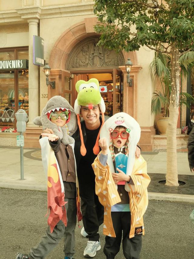 6 Potret Seru Pratama Arhan Liburan Tahun Baru di Jepang Bareng Keluarga Istri