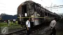 Petugas melihat kondisi dua gerbong Kereta Kertajaya jurusan Surabaya-Jakarta usai terbakar di Stasiun Tanjung Priok, Jakarta, Kamis (25/8). (Liputan6.com/Faizal Fanani)