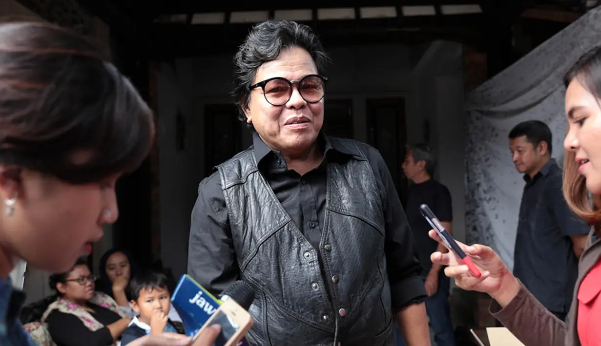 Setelah shalat Ashar, Jenazah pun dimakamkan di TPU Iqra, Jatimakmur, Pondok Gede. Menurut sang kakak, prosesi pemakaman pun saat itu menunggu kedatangan anak-anak Leo. (Deki Prayoga/Bintang.com)