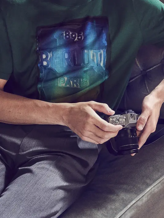 Koleksi Berluti ini menggemakan metode patina artisanal Berluti, menggambarkan hubungan alami antara kedua domain visual dan praktis Lev Khesin dan Berluti sendiri. Karya Lev Khesin menginspirasi motif, warna, dan tekstur koleksi ini. Foto: Document/Berluti.