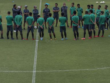 Para pemain Timnas Indonesia diberikan pengarahan saat latihan di Lapangan ABC Senayan, Jakarta, Jumat (12/1/2018). Latihan ini merupakan persiapan jelang laga melawan Islandia. (Bola.com/Vitalis Yogi Trisna)