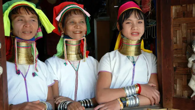 Kaum wanita tradisional Kayan di Myanmar. (Sumber Wikimedia Commons)