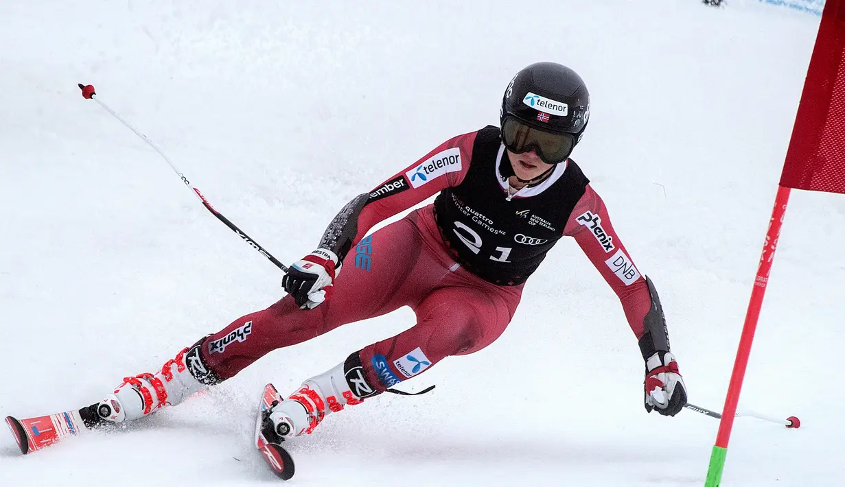 Kristin Lysdahl dari Norwegia meluncur melewati sebuah gerbang untuk finis di posisi kedua saat slalom wanita musim dingin Winter Games NZ di Cardrona, Queenstown, Selandia Baru, (28/8).  (Iain McGregor/Winter Games NZ via AP)