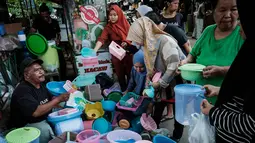 Hal tersebut diungkap Menteri Koordinator Bidang Perekonomian Airlangga Hartarto pada Rabu (5/11/2025). Tampak dalam foto, warga berkumpul untuk membeli barang-barang rumah tangga plastik dari penjual di pinggir jalan di Jakarta pada Sabtu 8 November 2025. (YASUYOSHI CHIBA/AFP)